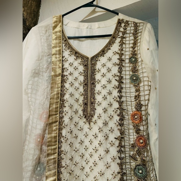 Pakistani Custom-Made Ivory & Gold Embroidered 2-Piece Suit – Size S - Picture 5 of 12